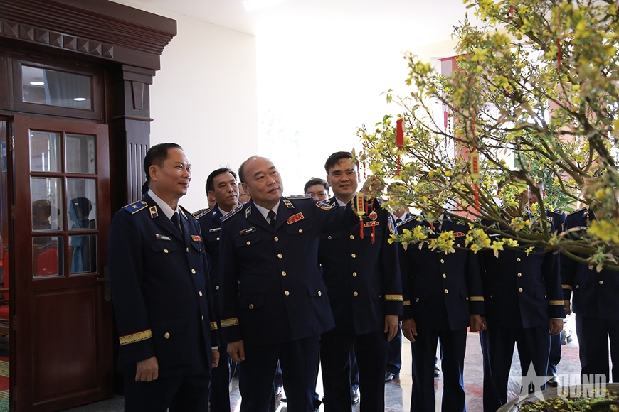 Tư lệnh Cảnh sát biển Việt Nam thăm, chúc Tết cán bộ, chiến sĩ Bộ tư lệnh Vùng Cảnh sát biển 4